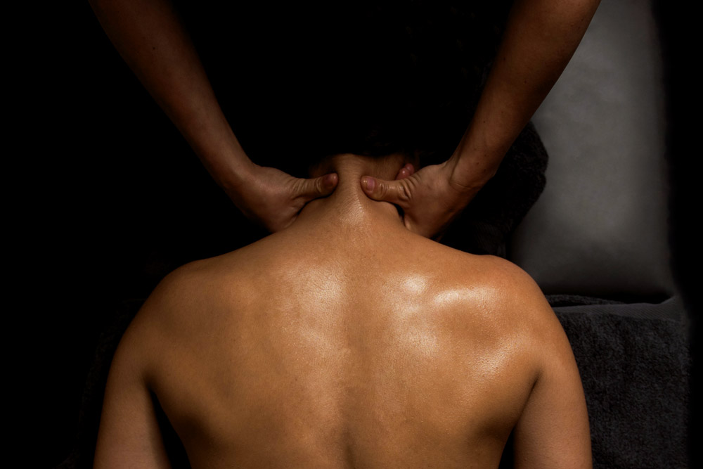 Massage de la nuque, cou, omoplates avec les pouces